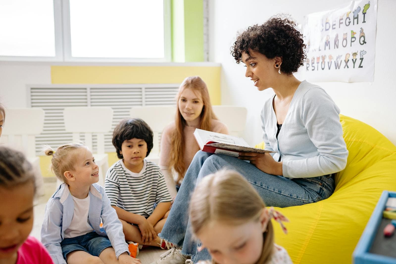 Une enseignante lit aux enfants à l'école du dimanche