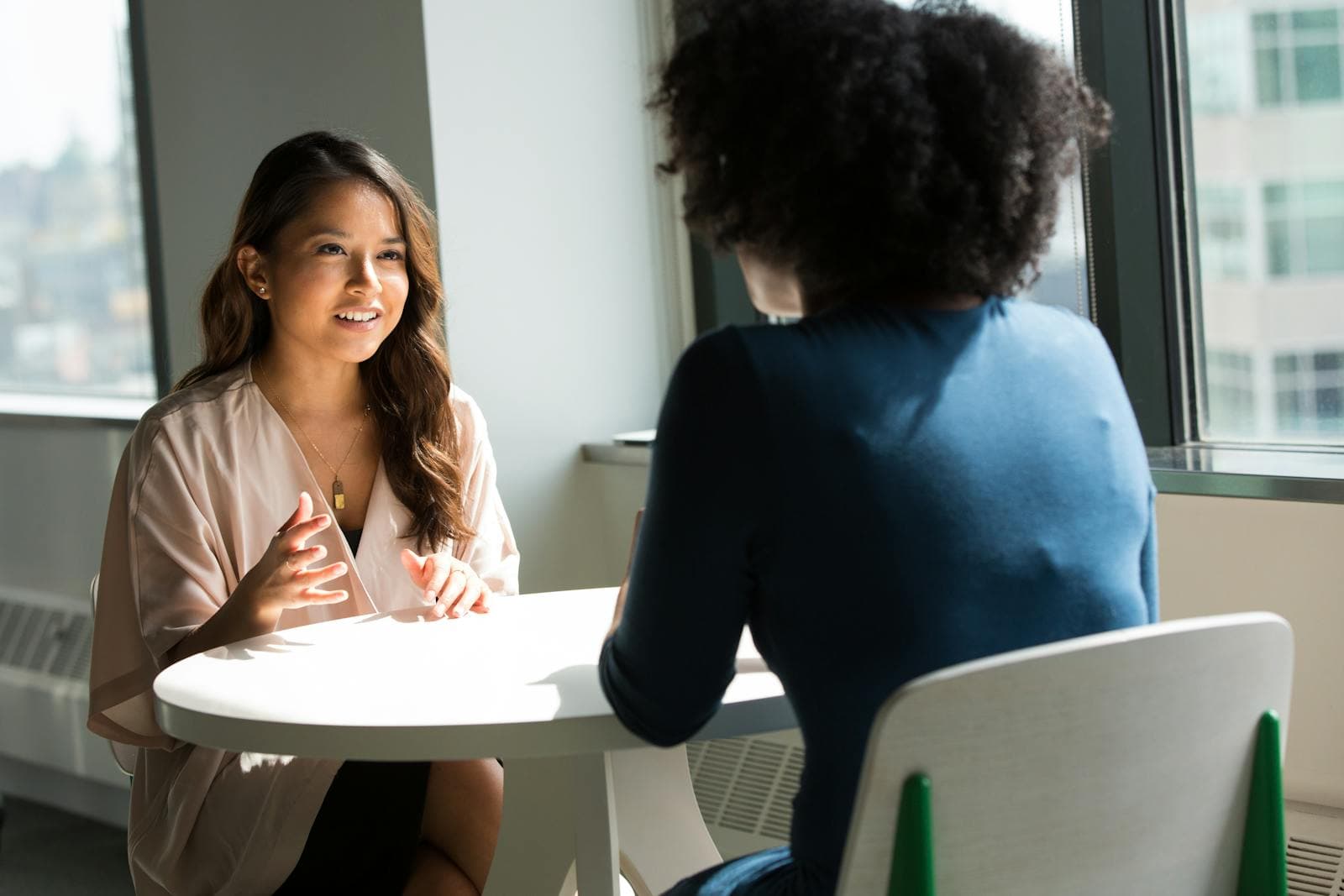 Deux femmes en conversation