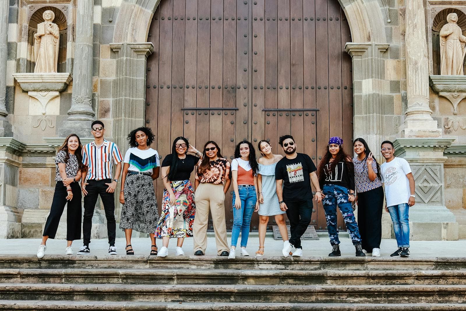 Groupe de jeunes adultes devant l'entrée de l'église